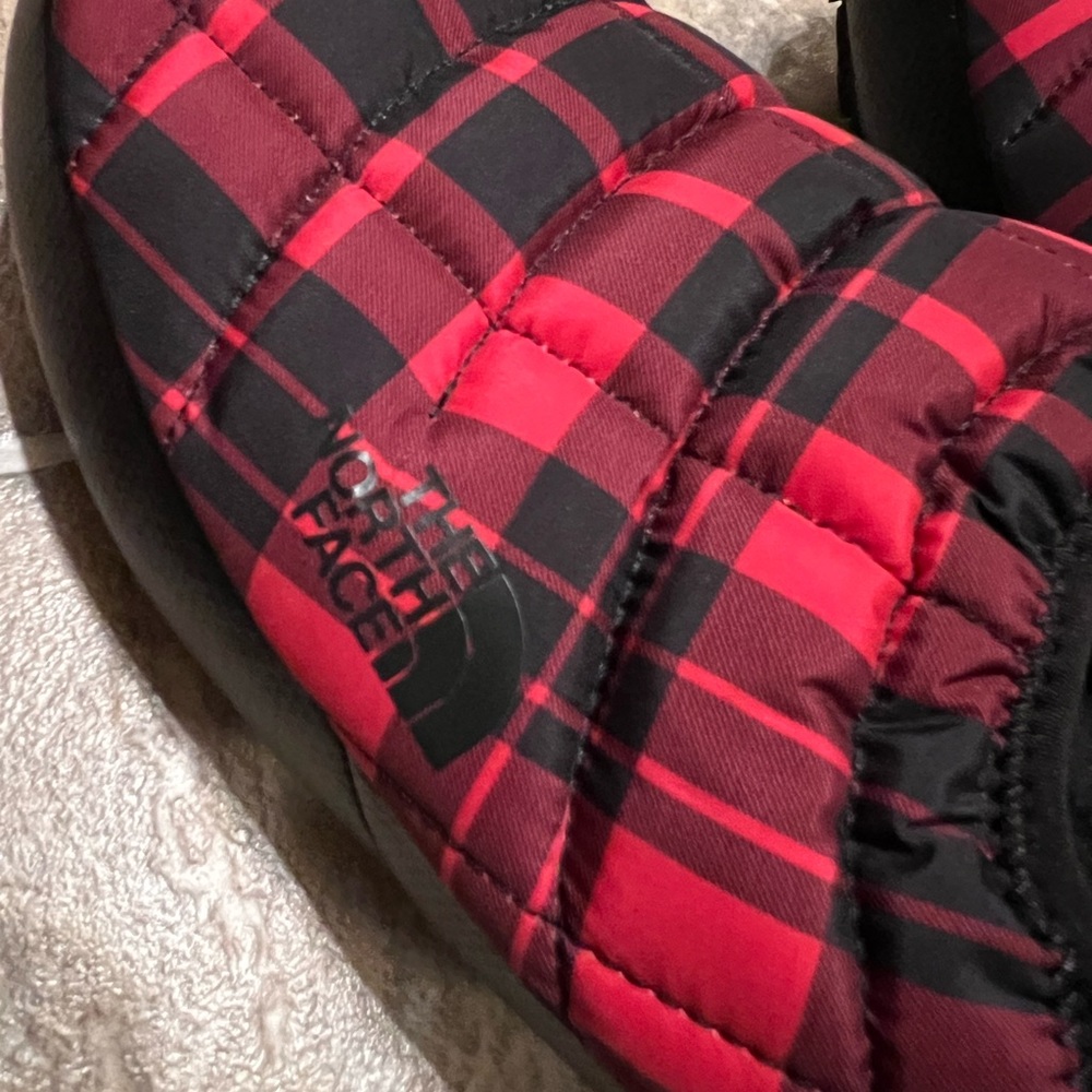 THE NORTH FACE Thermoball Traction Mules. Size 9. - Picture 2 of 5